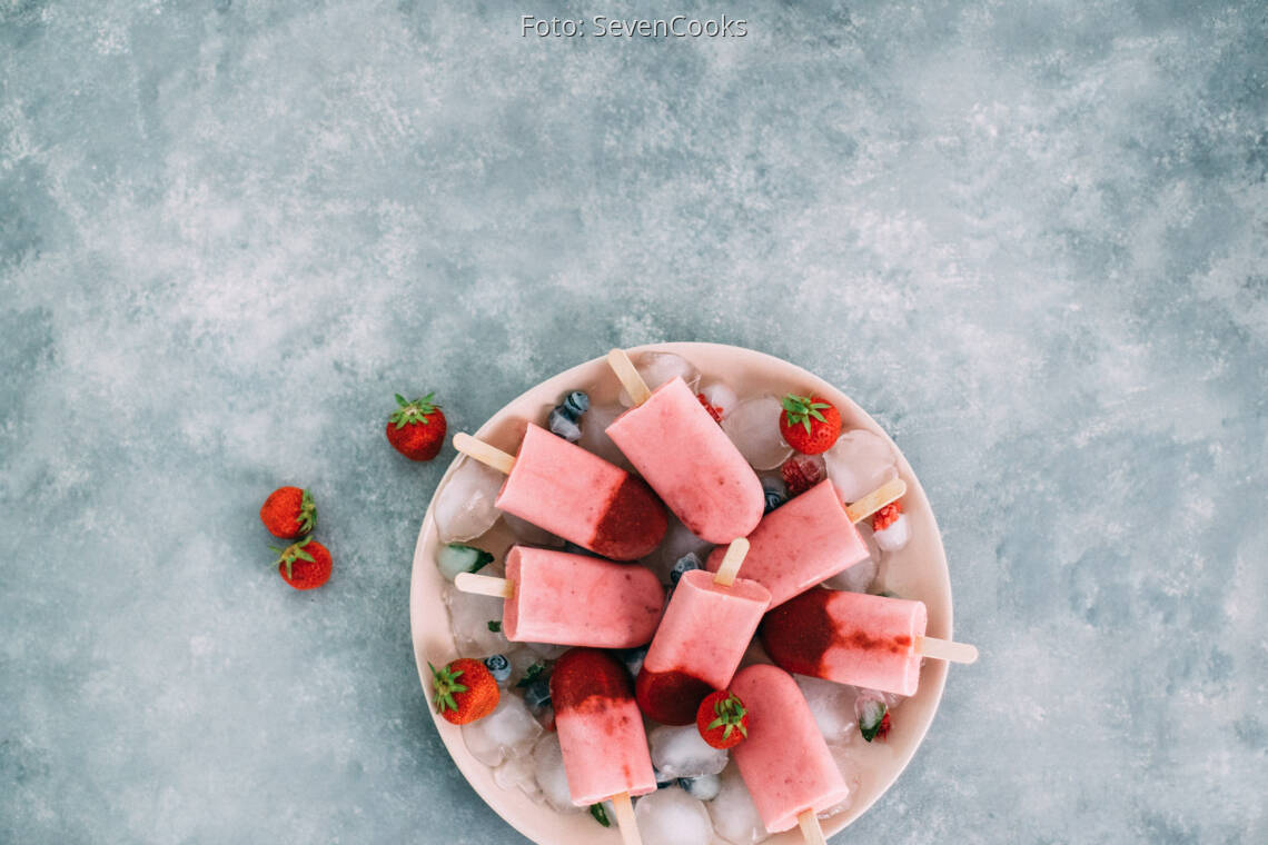 Vegetarisches Rezept: Strawberry-Cheesecake-Eis am Stiel