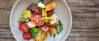 Fertiges Rezept: Tomaten-Brotsalat mit Büffelmozzarella und gegrillter Paprika_1