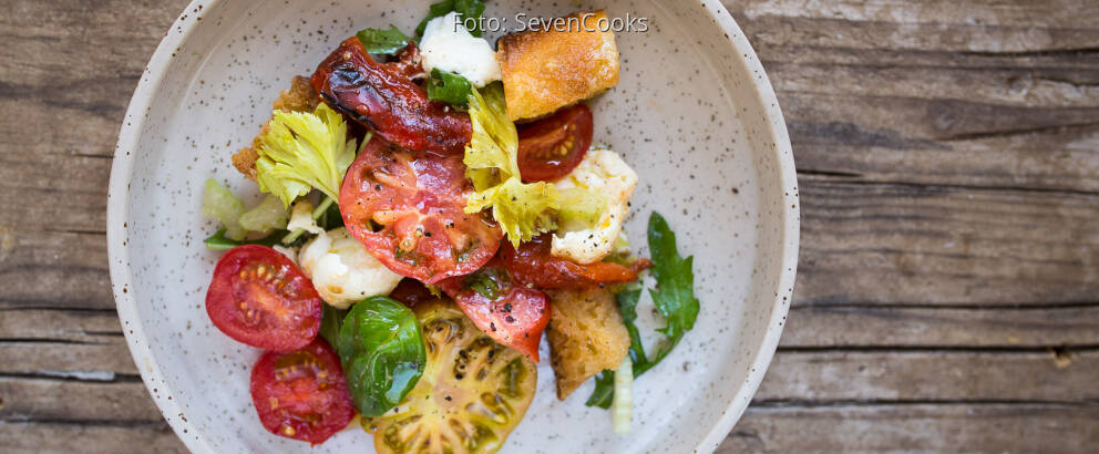 Fertiges Rezept: Tomaten-Brotsalat mit Büffelmozzarella und gegrillter Paprika_1