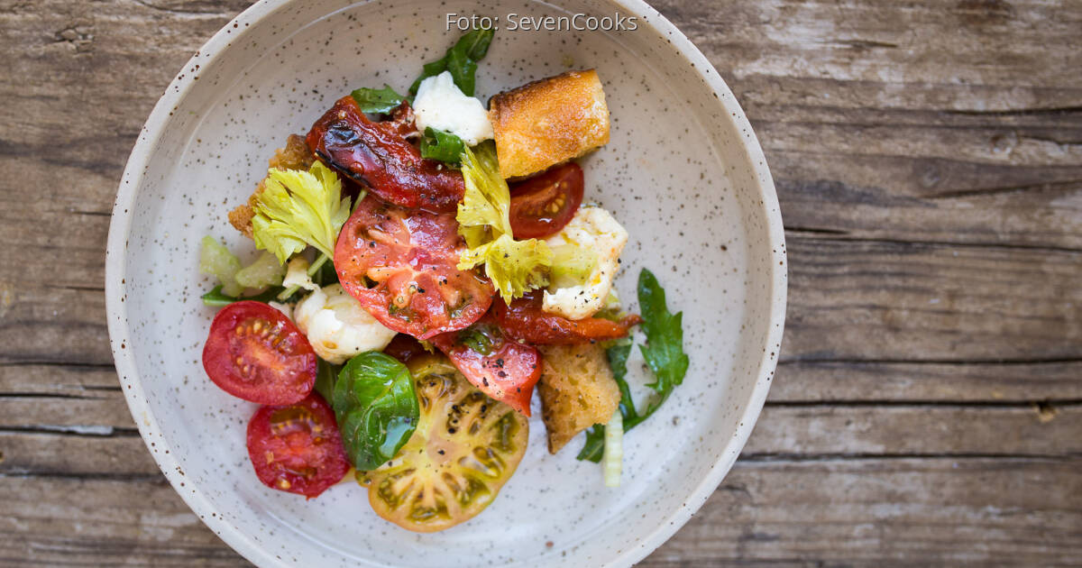 Tomaten-Brotsalat mit Büffelmozzarella &amp; gegrillter Paprika | SevenCooks