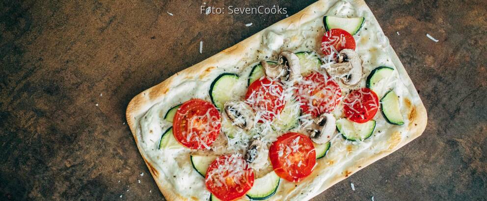 Vegetarisches Rezept: Tomaten-Pilz-Zucchini-Flammkuchen