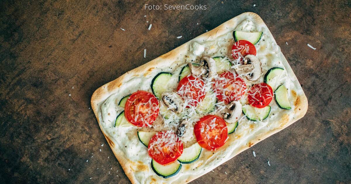 Tomaten-Pilz-Zucchini-Flammkuchen | SevenCooks