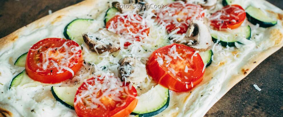 Vegetarisches Rezept: Tomaten-Pilz-Zucchini-Flammkuchen