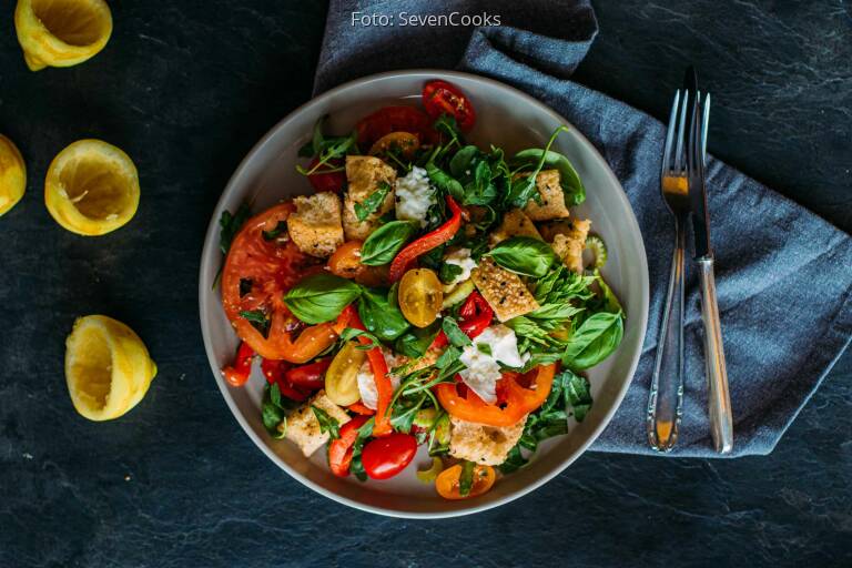 Tomaten-Brotsalat mit Büffelmozzarella &amp; gegrillter Paprika von TanjaCooks