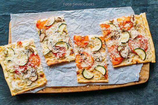 Knuspriger Flammkuchen mit Zucchini, Tomaten und Pilzen von SevenCooks