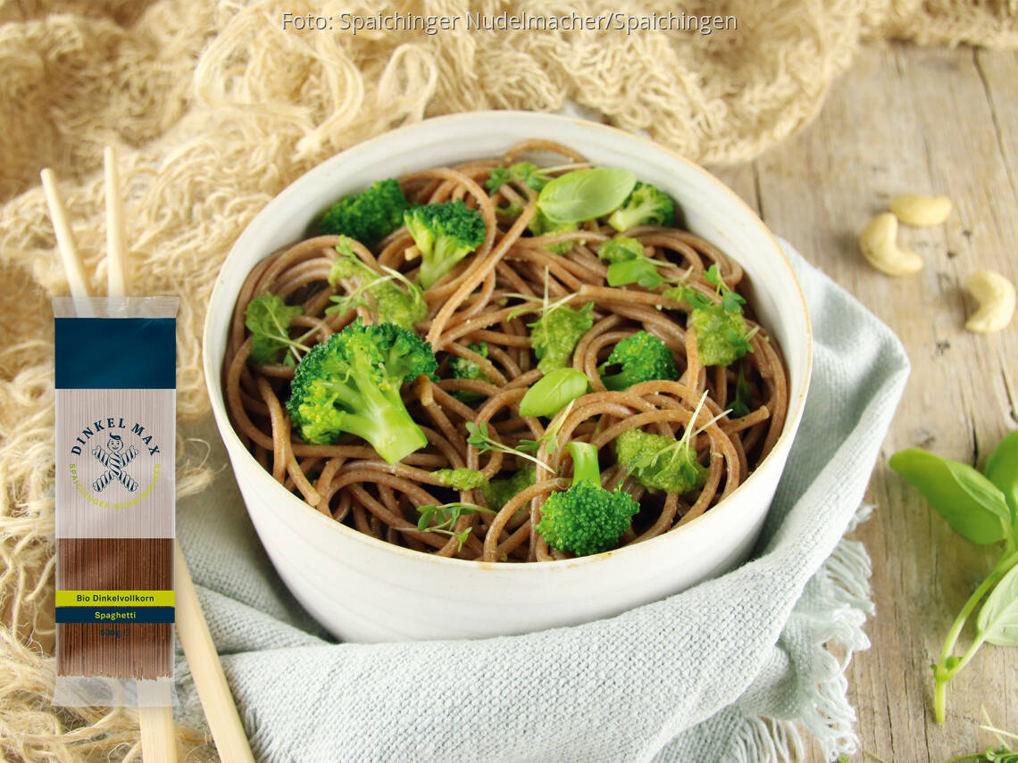 Vegetarisches Rezept: Vollkorn Spaghetti mit Cashew-Kresse-Pesto und Brokkoli von DINKEL MAX