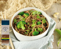 Vegetarisches Rezept: Vollkorn Spaghetti mit Cashew-Kresse-Pesto und Brokkoli von DINKEL MAX