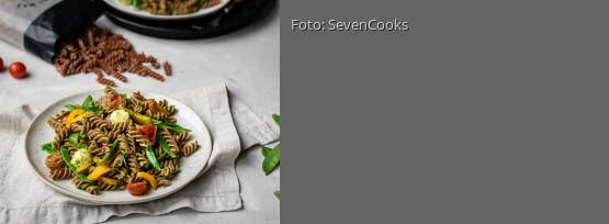 Rezeptbild für "Vollkorn Spiralen mit gebratenem Gemüse und Rucolapesto"
