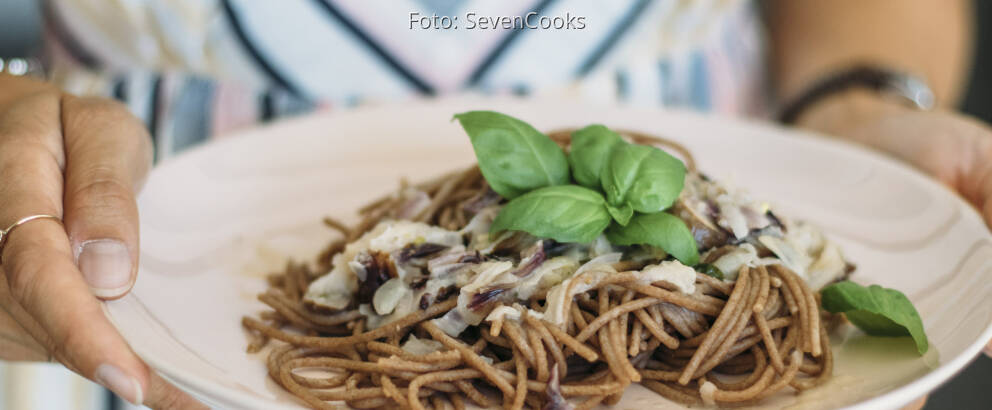 Vegetarisches Rezept: Vollkornspaghetti mit Kohlrabi-Radicchio-Sauce
