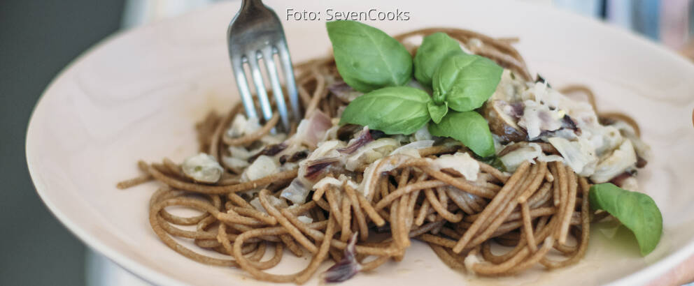 Vegetarisches Rezept: Vollkornspaghetti mit Kohlrabi-Radicchio-Sauce