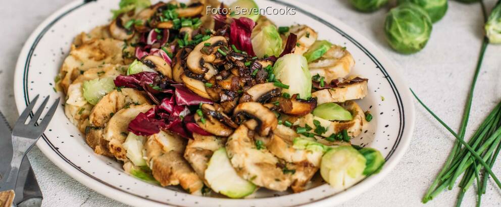 Vegetarisches Rezept: Winterlicher Knödelsalat mit Rosenkohl & Pilzen 1