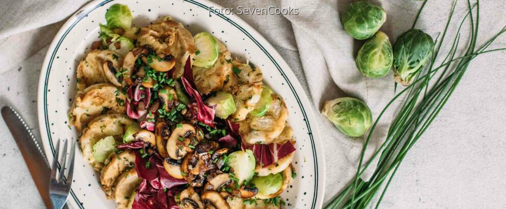 Winterlicher Knödelsalat mit Rosenkohl &amp; Pilzen | SevenCooks