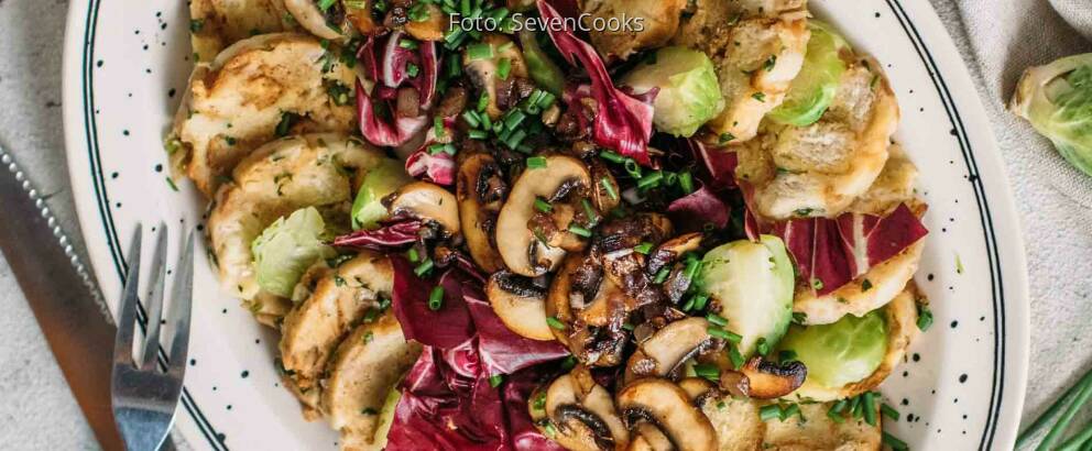 Vegetarisches Rezept: Winterlicher Knödelsalat mit Rosenkohl & Pilzen 3