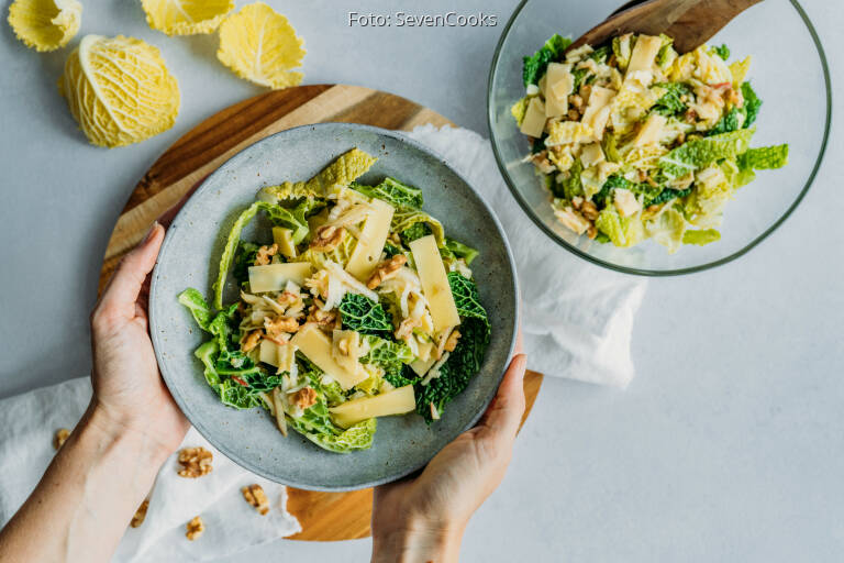 Herzhafter Wirsingsalat mit Gouda und Walnüssen von SevenCooks