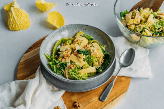 Herzhafter Wirsingsalat mit Gouda und Walnüssen von SevenCooks
