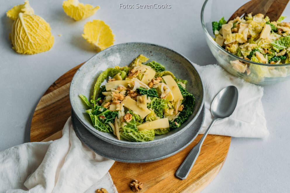 Herzhafter Wirsingsalat mit Gouda und Walnüssen von SevenCooks