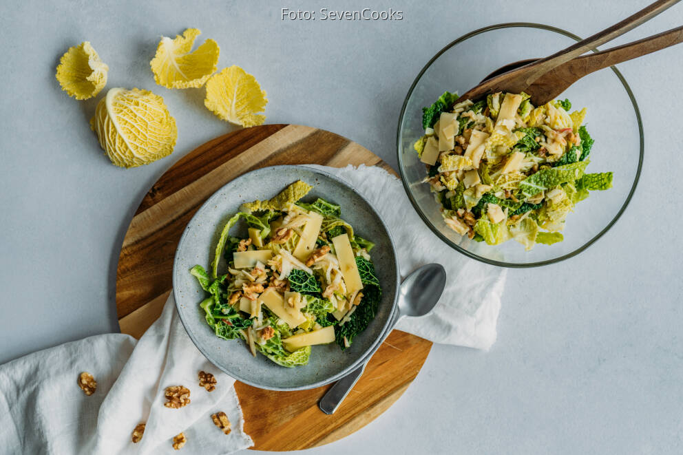 Herzhafter Wirsingsalat mit Gouda und Walnüssen von SevenCooks