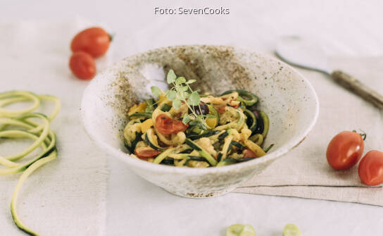 Zucchini Nudeln Mit Gemuse Und Schmand Sevencooks