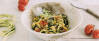 Vegetarisches Rezept: Zucchini-Nudeln mit Gemüse und Schmand