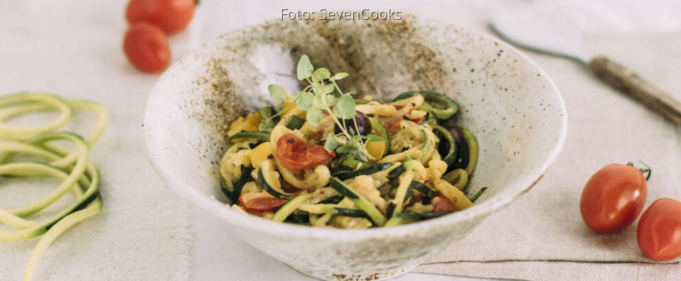 Vegetarisches Rezept: Zucchini-Nudeln mit Gemüse und Schmand
