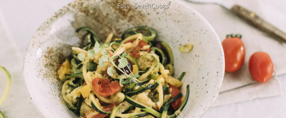 Vegetarisches Rezept: Zucchini-Nudeln mit Gemüse und Schmand