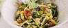 Vegetarisches Rezept: Zucchini-Nudeln mit Gemüse und Schmand