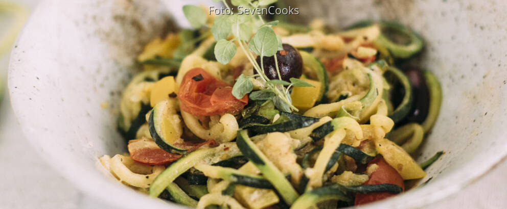 Vegetarisches Rezept: Zucchini-Nudeln mit Gemüse und Schmand