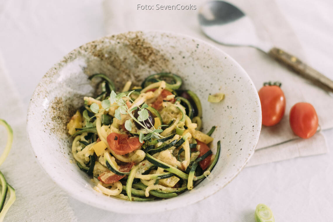 Vegetarisches Rezept: Zucchini-Nudeln mit Gemüse und Schmand