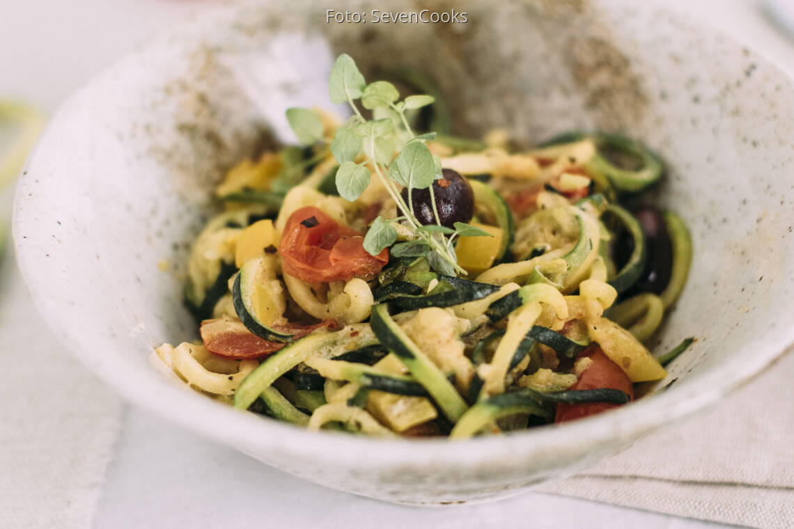 Vegetarisches Rezept: Zucchini-Nudeln mit Gemüse und Schmand