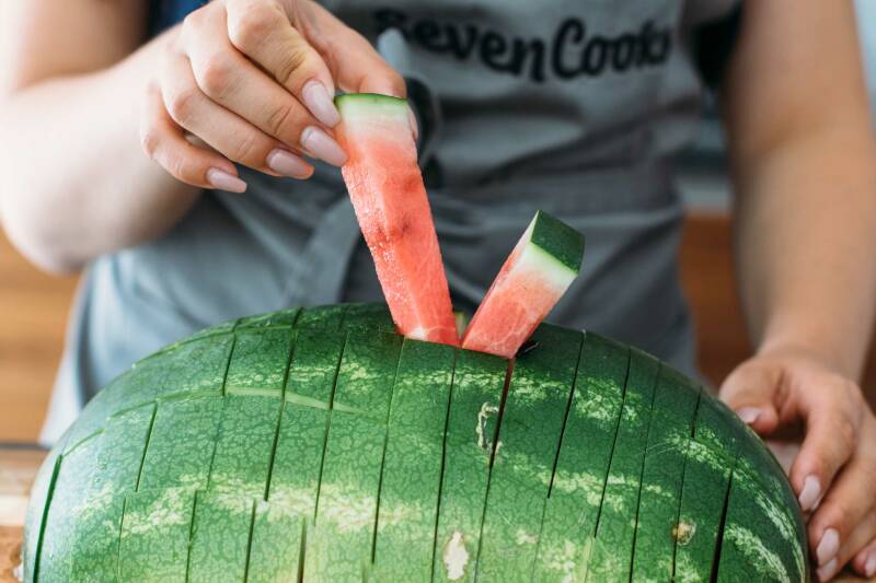 3 Arten Eine Wassermelone Zu Schneiden Ohne Eine Sauerei Zu Veranstalten