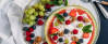 Wassermelonenpizza mit Joghurt, Beeren und Walnüsen