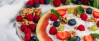 Wassermelone mit Joghurt und Beeren als Pizza