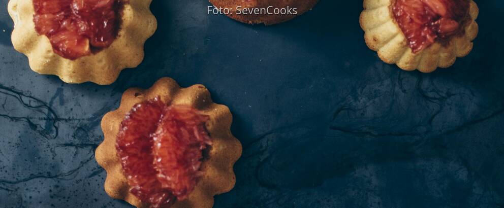 weißes Schokoküchlein mit Grapefruit Filets