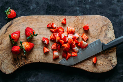 zubereitung schritt 1 erdbeeren schneiden auf einem Brett