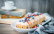 Heller Kastenkuchen mit Heidel- und Johannisbeeren
