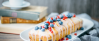 Heller Kastenkuchen mit Heidel- und Johannisbeeren