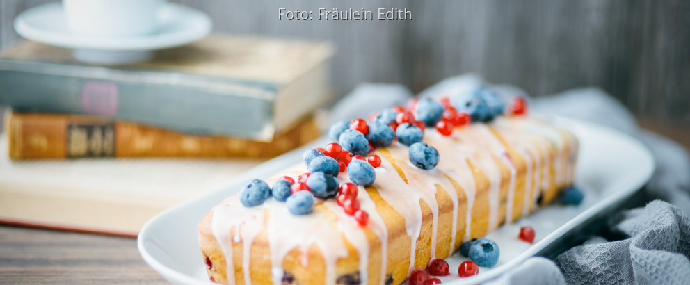 Heller Kastenkuchen mit Heidel- und Johannisbeeren