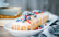 Heller Kastenkuchen mit Heidel- und Johannisbeeren
