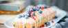 Heller Kastenkuchen mit Heidel- und Johannisbeeren