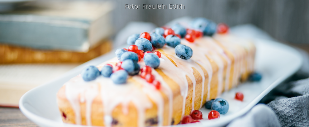 Heller Kastenkuchen mit Heidel- und Johannisbeeren