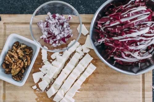 Zubereitung_Schritt_1:_Alle_Zutaten_vorbereiten Zubereitung: Die Zutaten Radicchio, Walnüsse, Feta-Käse und gehackte Zwiebeln vorbereiten.