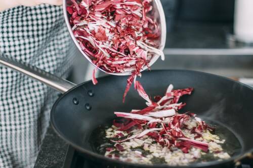 Zubereitung_Schritt_2:_Zwiebeln_und_Radicchio_andünsten Zubereitung: Die Zwiebeln anschwitzen, nach 1 Minute den Radicchio dazugeben und zusammenfallen lassen.