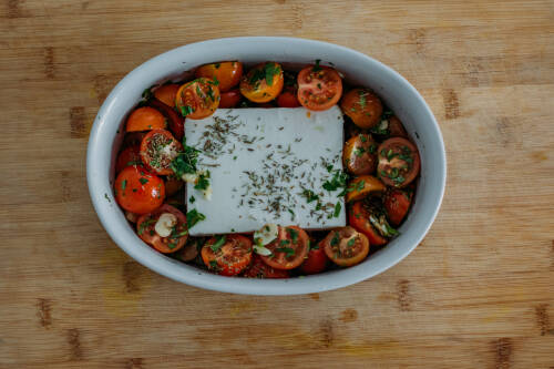 Zubereitung_Schritt_4:_Feta_und_Cocktailtomaten_in_Auflaufform_für_Baked_Feta_Pasta Zubereitung: Feta, Petersilie und Cocktailtomaten in Auflaufform für Baked Feta Pasta