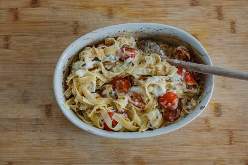 Zubereitung_Schritt_5:_Spaghetti_mit_Feta_Tomaten_Soße_aus_dem_Ofen_vermengen Zubereitung: Spaghetti mit Feta-Tomaten-Soße aus dem Ofen für Baked Feta Pasta vermengen