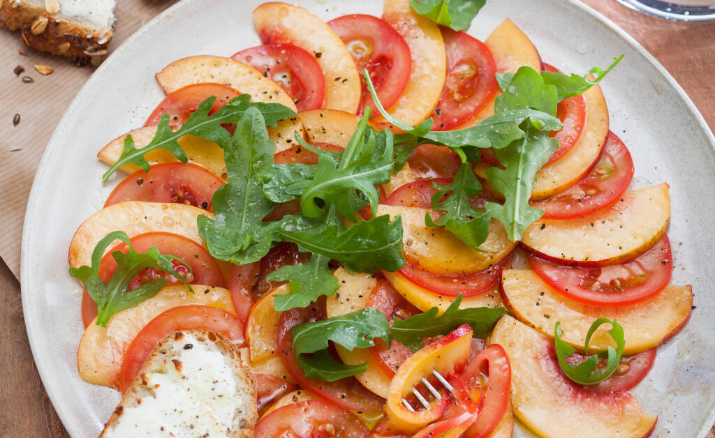 062_Nektarinen_Tomaten_Carpaccio_mit_Kaesebrot.jpg