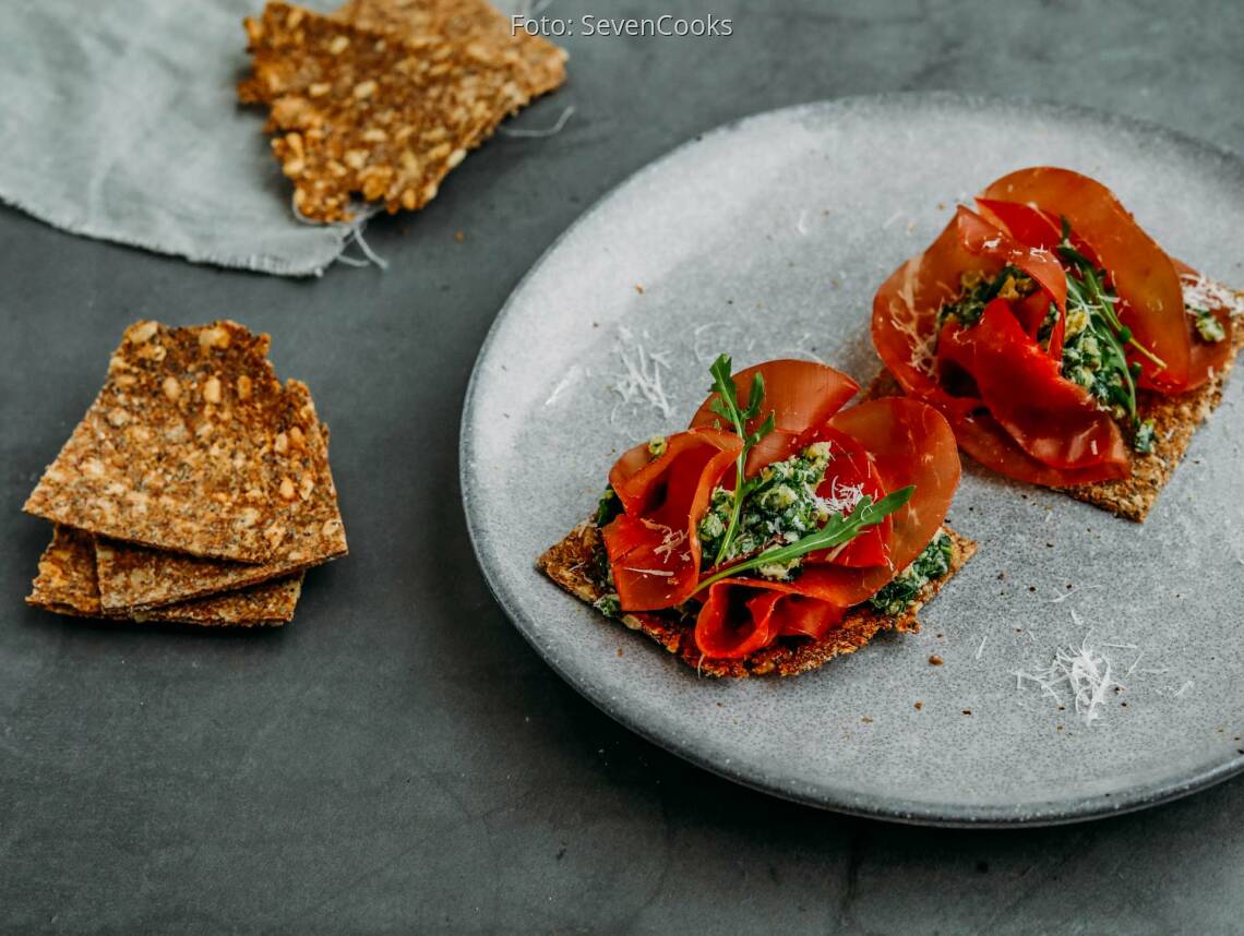 Knäckebrot mit Bresaola, Essiggurken und Parmesan