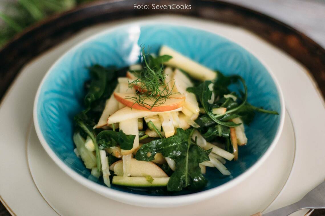 Apfel-Fenchel-Salat mit Rucola und Zucchini