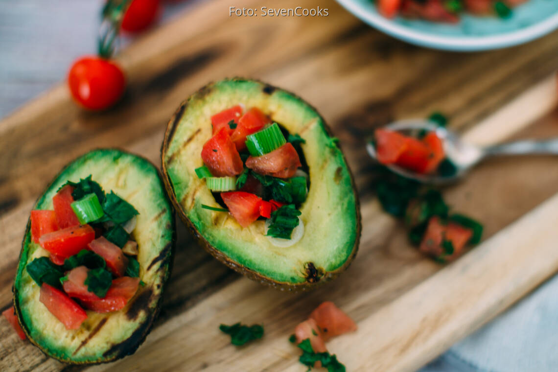 Avocado vom Grill mit Tomatensalsa