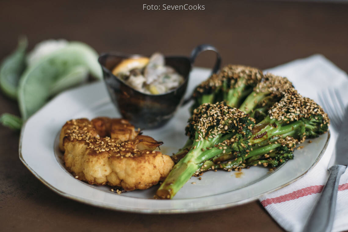 Blumenkohl- und Brokkolisteaks mit cremiger Austernpilzsauce