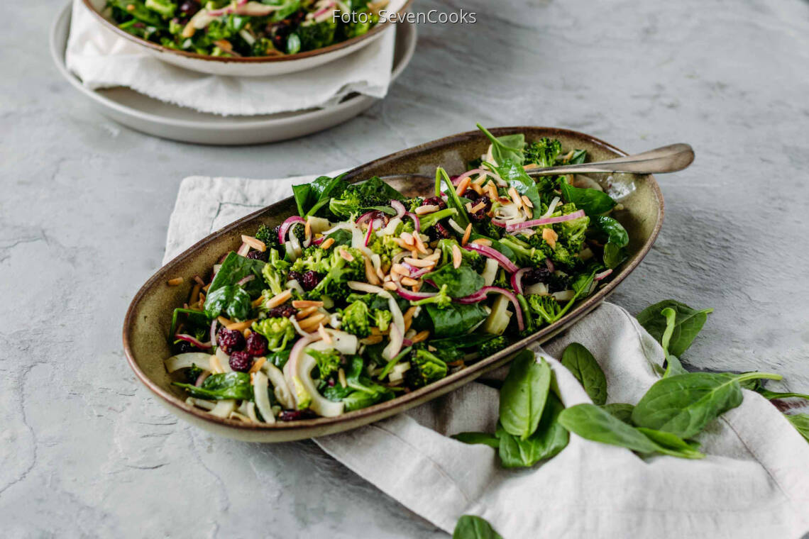 Brokkolisalat mit Spinat und Cranberries